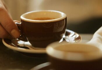 Esto le pasa a tu cerebro cuando bebes demasiado café