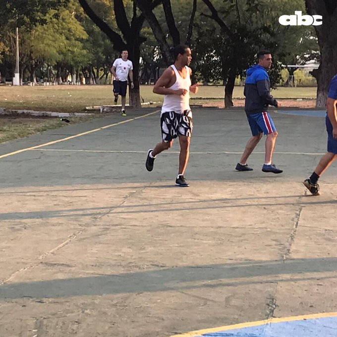 Ronaldinho juega futbol con presos de cárcel en Paraguay