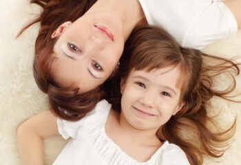 4 cosas que nunca debes decirle a tu hija o afectarás su amor propio y autoestima