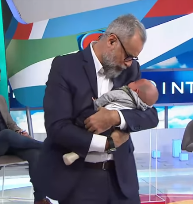 Rial presentó a su nieto en televisión