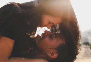 ¿Cómo dar un beso tántrico?