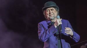 Joaquín Sabina se cayó del escenario el día de su cumpleaños
