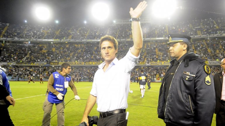 Técnico con chapa y de ataque