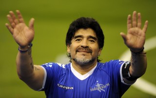Los regalos de los clubes que defendió Diego