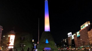 El Obelisco se pintó de azul y oro