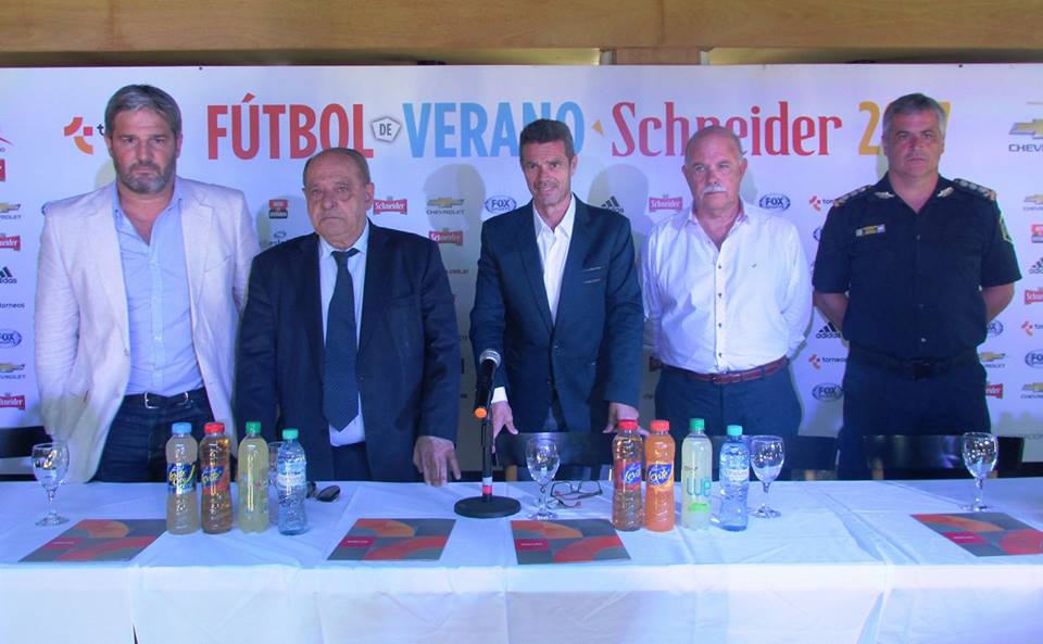 Arena, sol y fútbol de verano