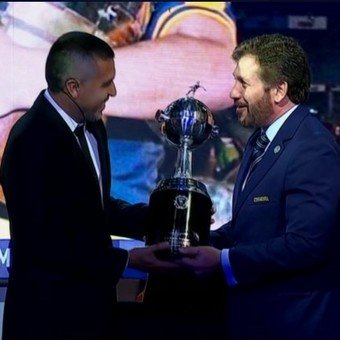 Reconocimiento a Riquelme en CONMEBOL