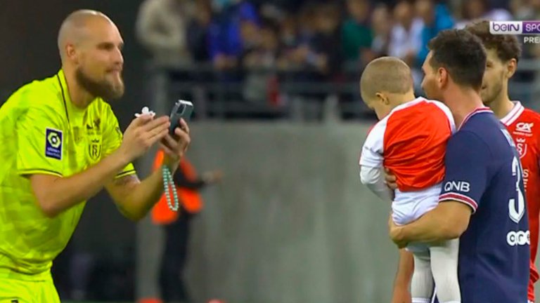 El llamativo momento que vivió Messi tras su debut