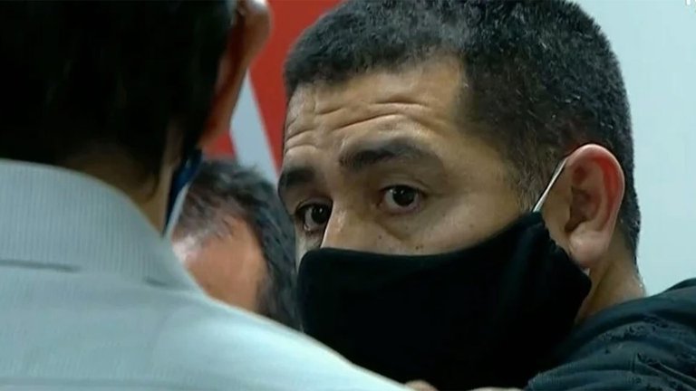 La reacción de Riquelme en TV estando en el vestuario