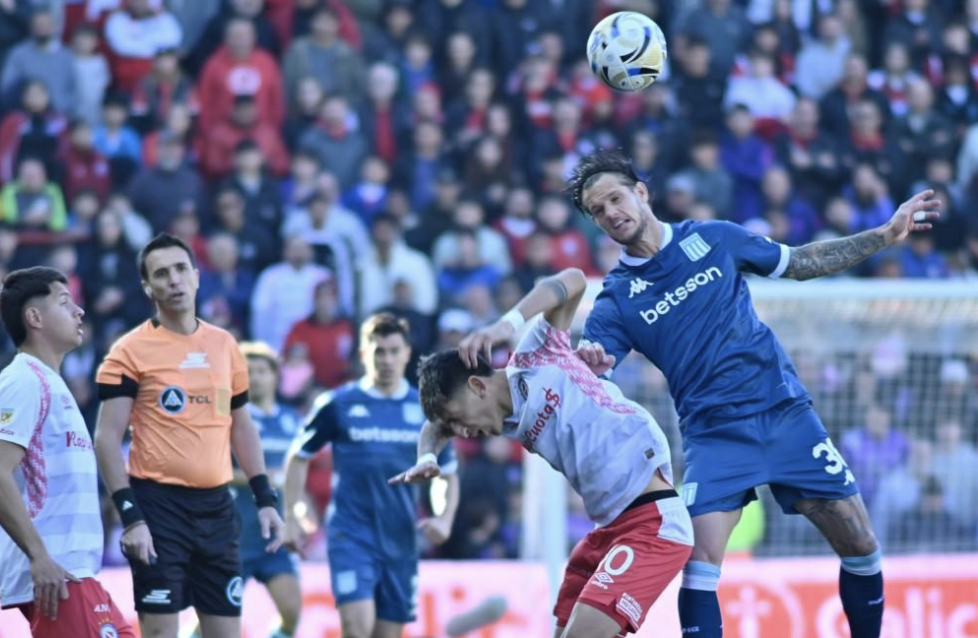 Racing deambuló en La Paternal y Argentinos lo goleó