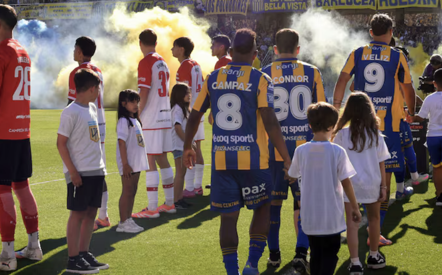 De espaldas: así fue el pasillo de Estudiantes a Rosario Central tras la polémica por el título
