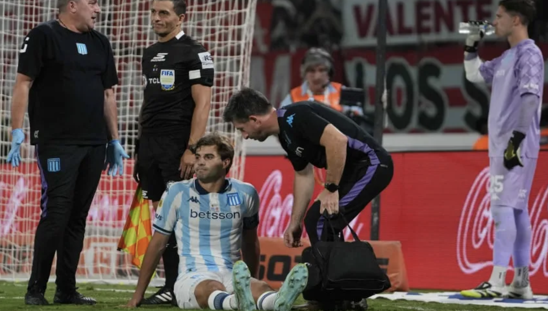 Santiago Sosa se lesionó al patear su penal en Racing-Estudiantes: quedó tendido y demoró la tanda