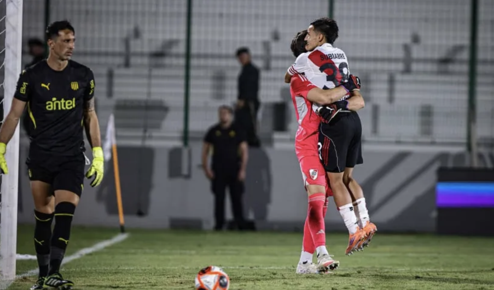 River festejó en los penales ante Peñarol por la serie Río de la Plata