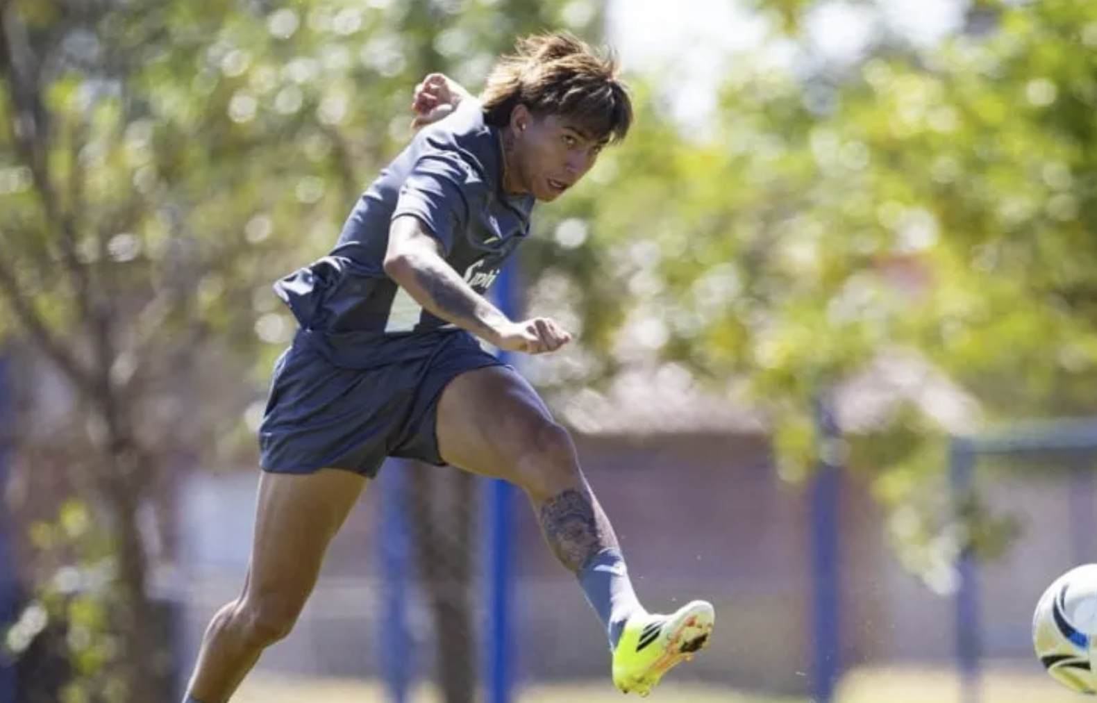 Ajax avanzó fuerte por Maher Carrizo