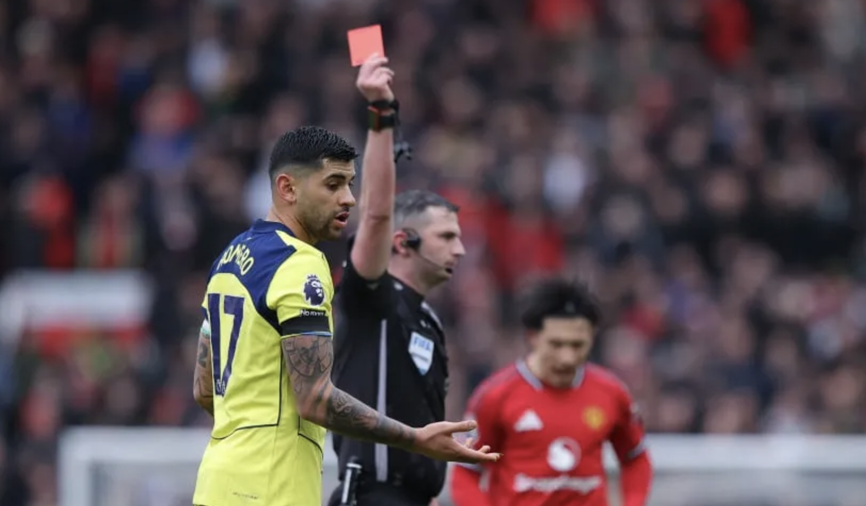 Roja directa para Cuti Romero en la derrota de Tottenham ante Manchester United