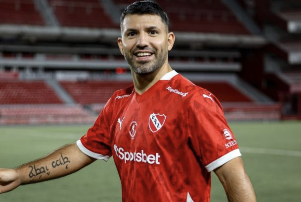 El Kun Agüero sufrió una grave lesión en el Senior de Independiente y lo sacaron en andas