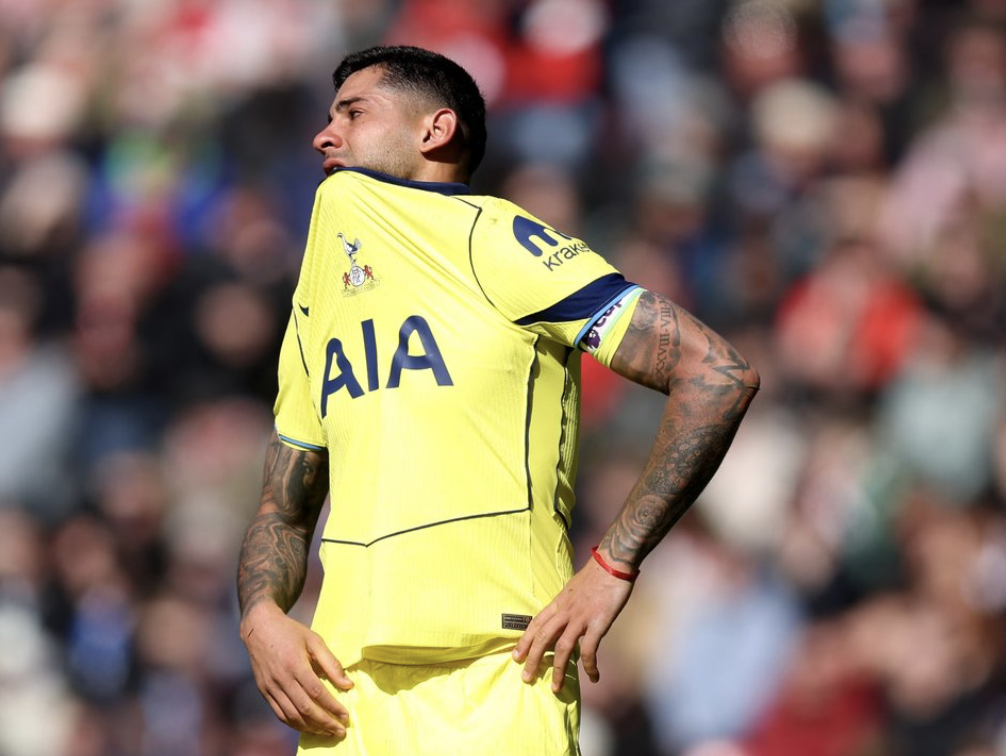 A meses del Mundial, el Cuti Romero salió lesionado entre lágrimas y hay preocupación: le harán estudios