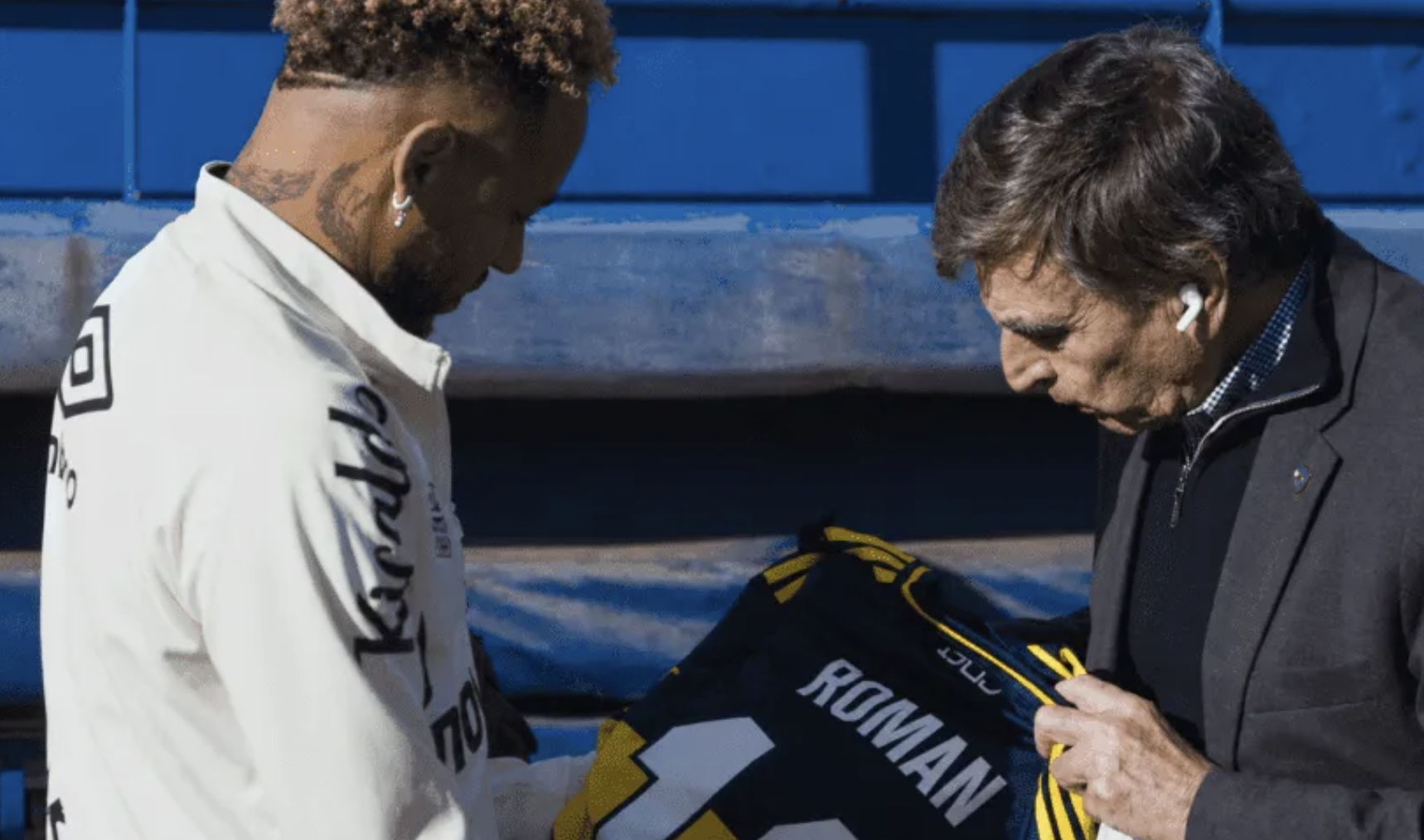 Neymar posó con la 10 de Riquelme en Boca y le regaló su camiseta a Giuliano Galoppo