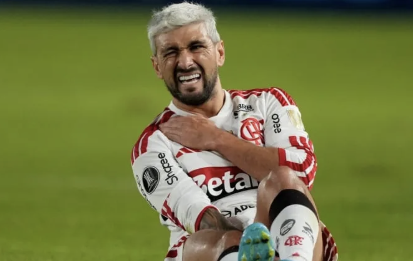Alarma en Uruguay: De Arrascaeta se fracturó la clavícula y está con un pie afuera del Mundial