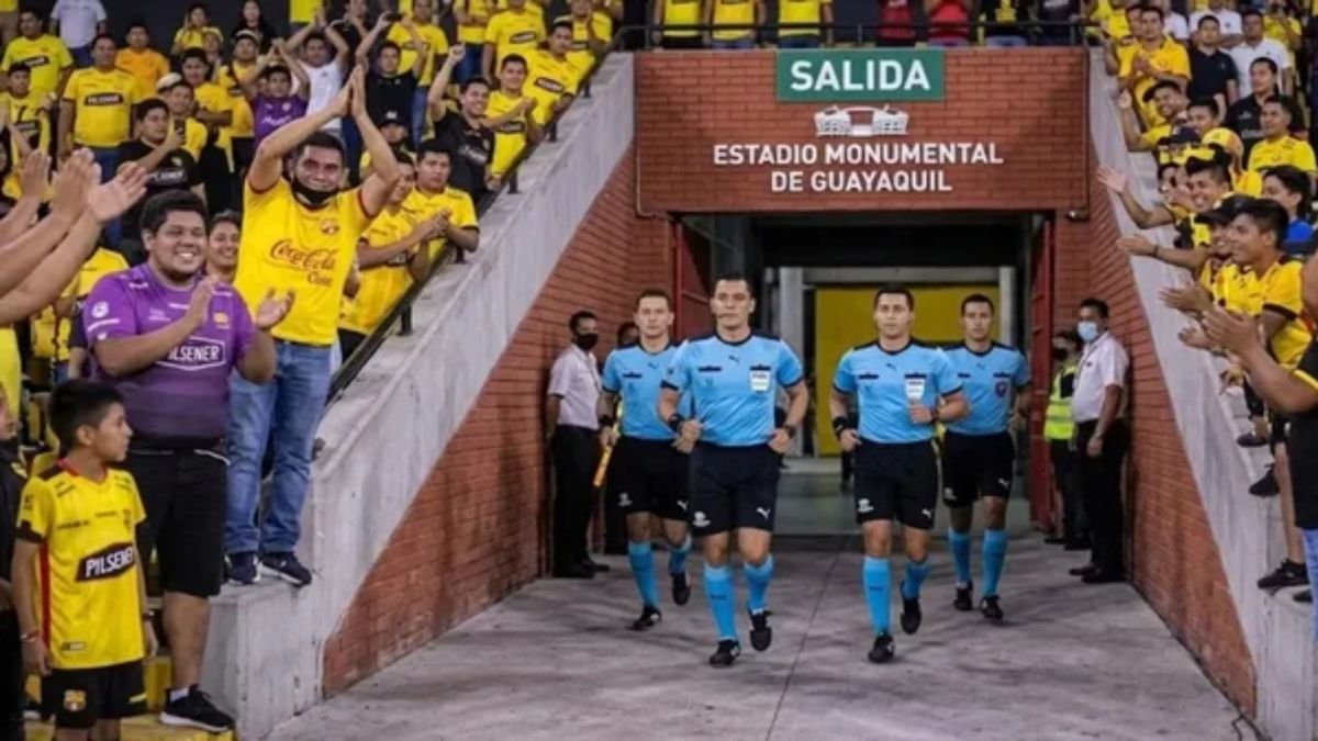 Atento, Boca: Barcelona de Guayaquil podría ser sancionado por CONMEBOL por agresión al árbitro del partido con Cruzeiro