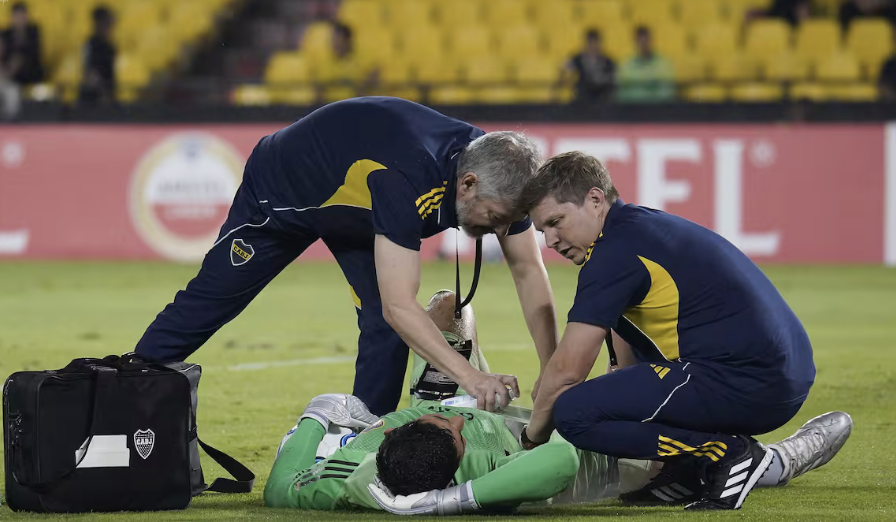 Leandro Brey debió salir por un golpe y fue reemplazado por Javi García en Boca
