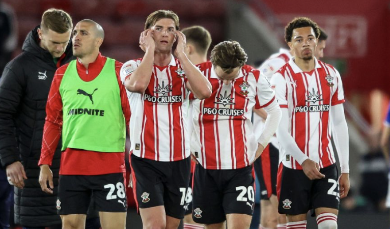 Expulsaron a Southampton de los playffos para ascender a la Premier League por filmar prácticas rivales