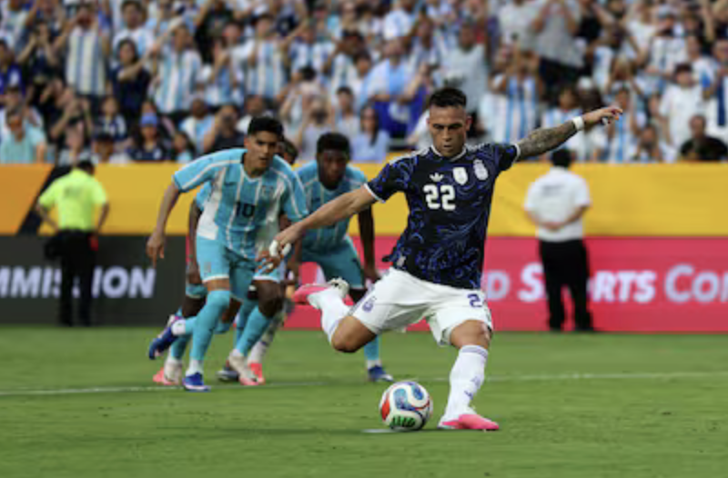 Julián Álvarez o Lautaro Martínez, ¿quién será el nueve titular de Argentina en el Mundial?