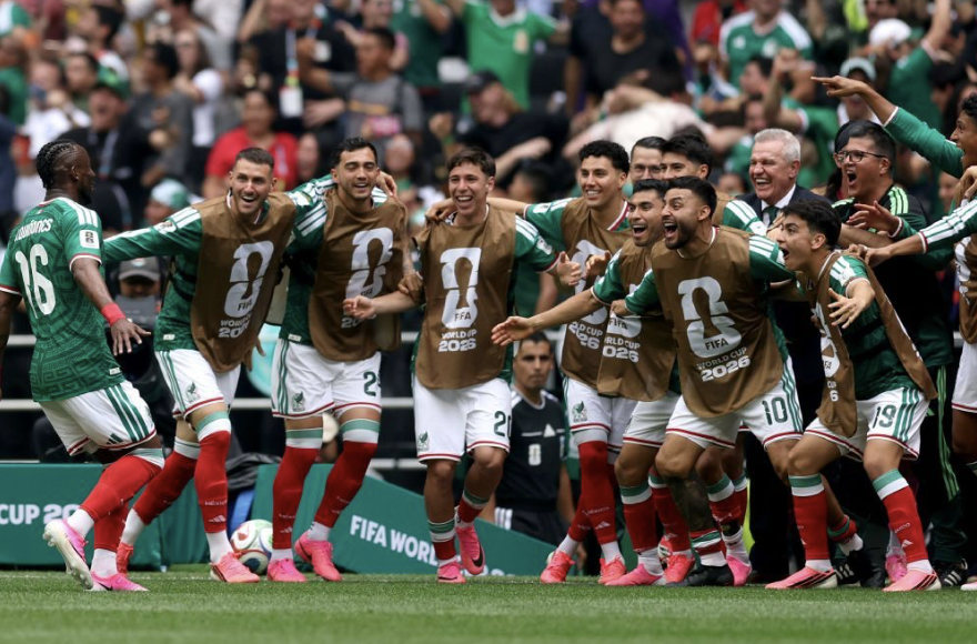 México le ganó 2-0 a Sudáfrica en el partido inaugural del Mundial