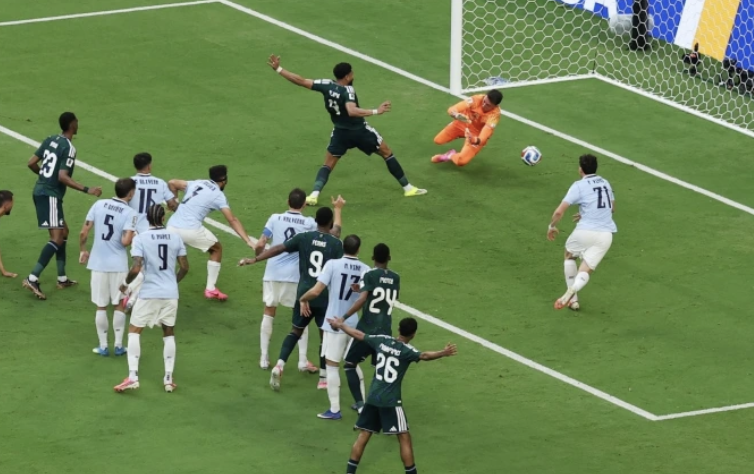 El Uruguay del Loco Bielsa chocó contra Arabia Saudita y la zona quedó al rojo vivo