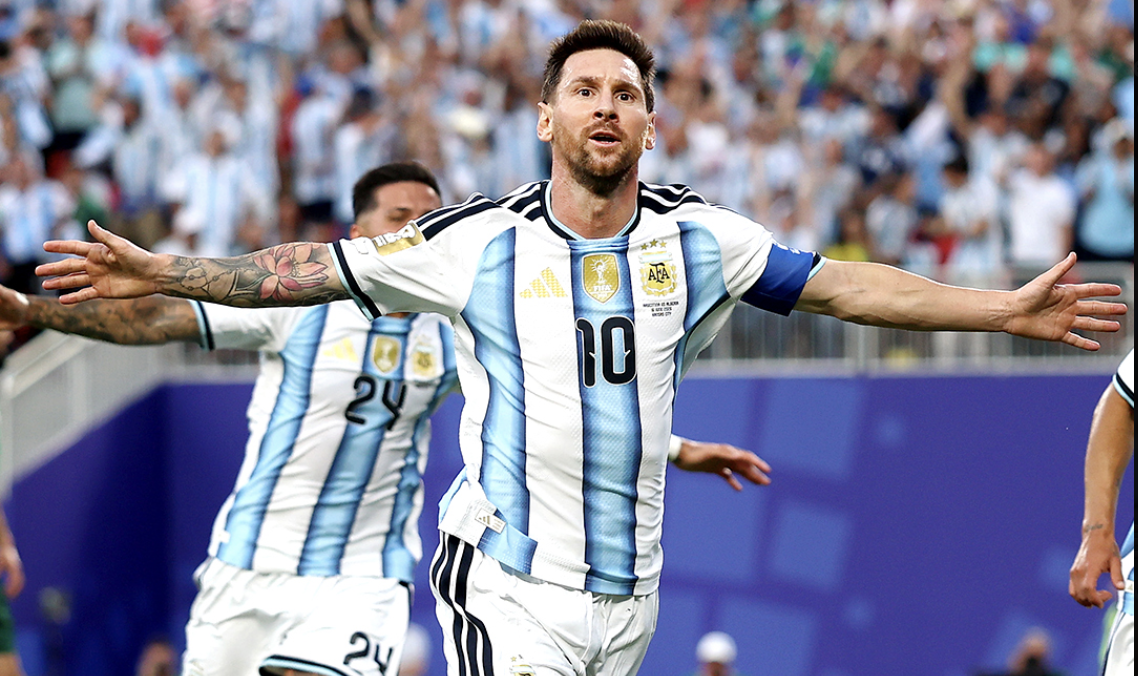 Con un show de Messi, Argentina jugó como campeón y venció 3-0 a Argelia en su debut en el Mundial