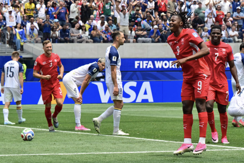Suiza despierta a tiempo para golear por 4-1 a Bosnia