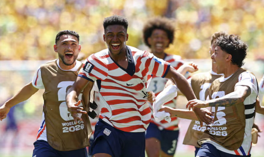 Estados Unidos venció a Australia por 2 a 0 y se clasificó a los 16avos de final del Mundial