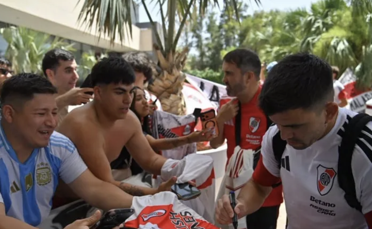 River llegó a Alicante para seguir su pretemporada y tuvo una cálida recibida