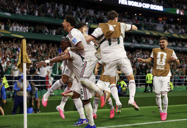 México golea 3-0 a República Checa y cierra la fase de grupos con una campaña perfecta