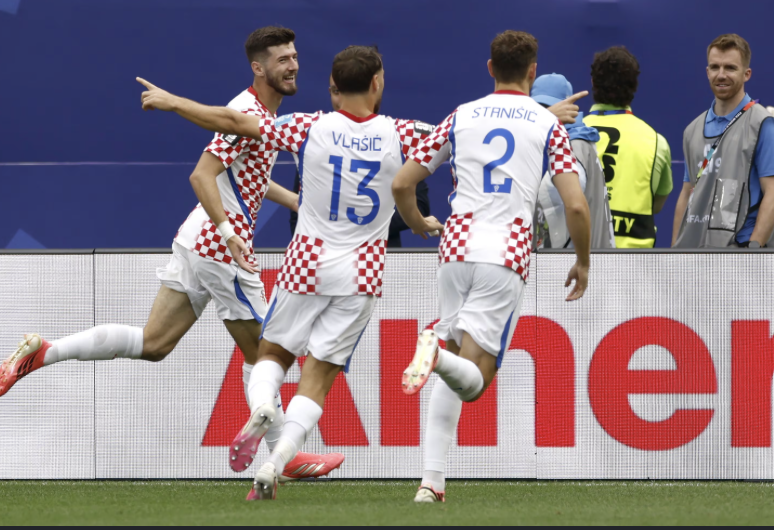 Croacia sacó adelante un partido chivo y venció 2-1 a Ghana, que igual se clasificó como tercero