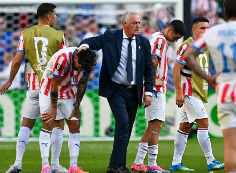 Las frases de Gustavo Alfaro tras la eliminación de Paraguay del Mundial: “Terminaron haciendo tiempo”