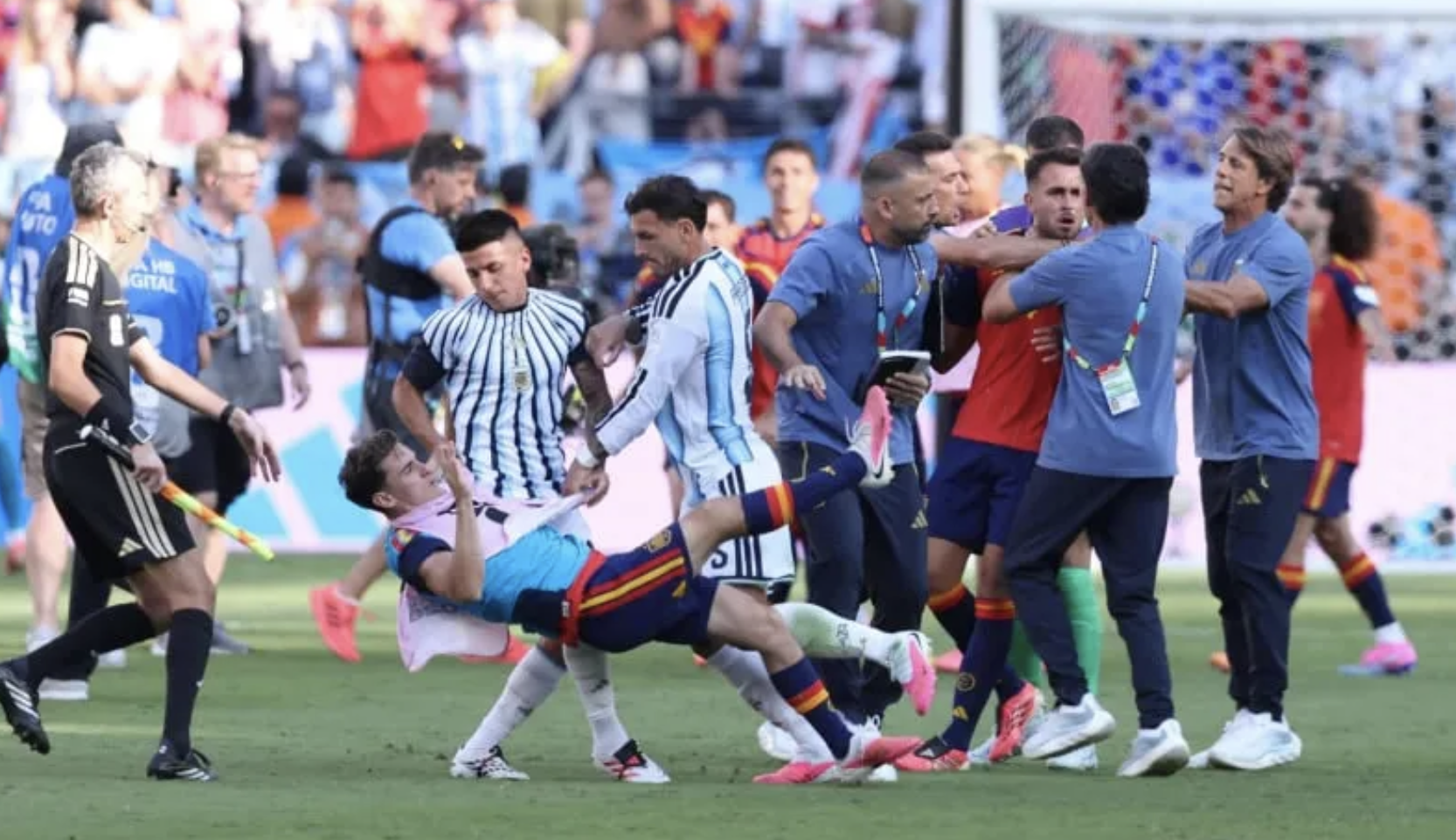La FIFA abrió una investigación disciplinaria por los incidentes tras la derrota de la Selección Argentina contra España