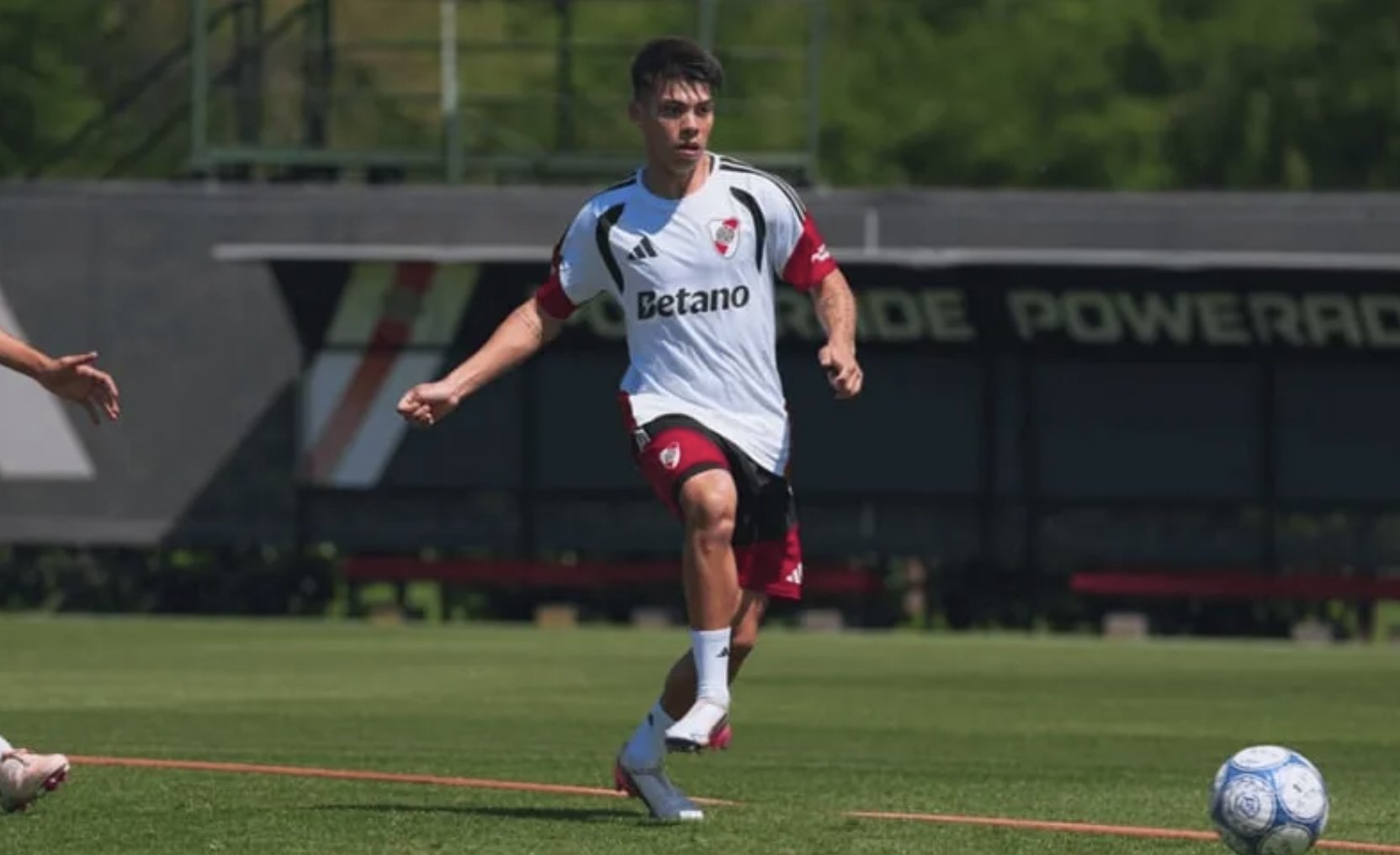 Espíndola pide pista en River tras la lesión de Fausto Vera