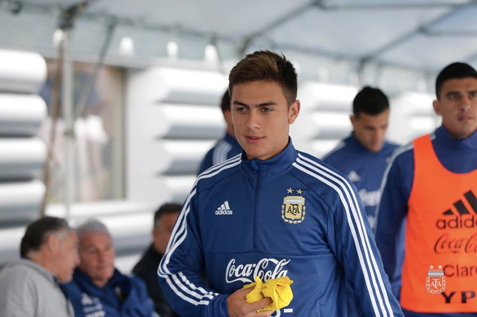 Con Dybala en el banco, Argentina se mide con Colombia
