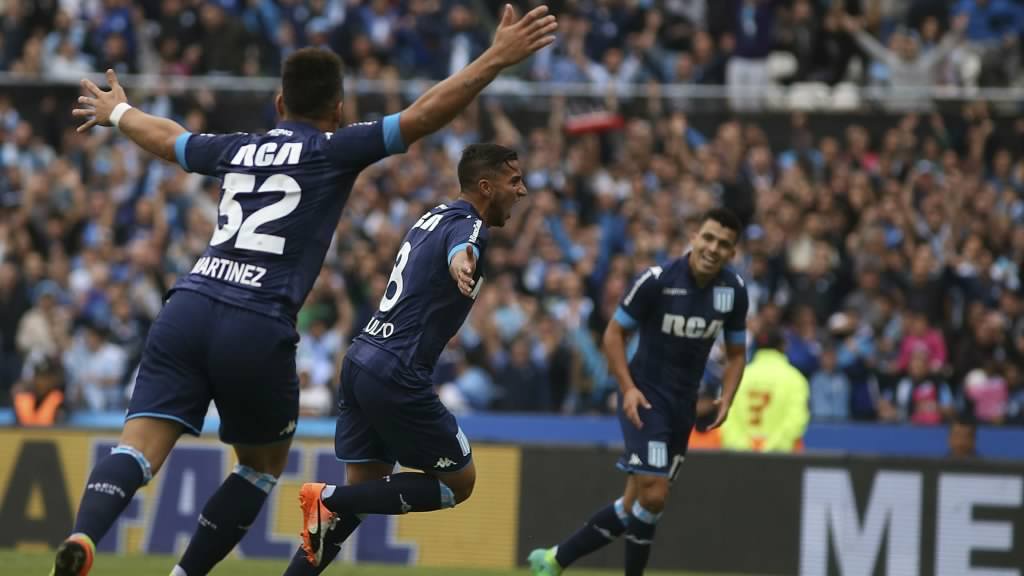 Racing aplastó al Decano y también se prende