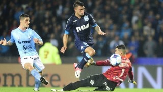 Racing recuperó la sonrisa con un desfile de goles