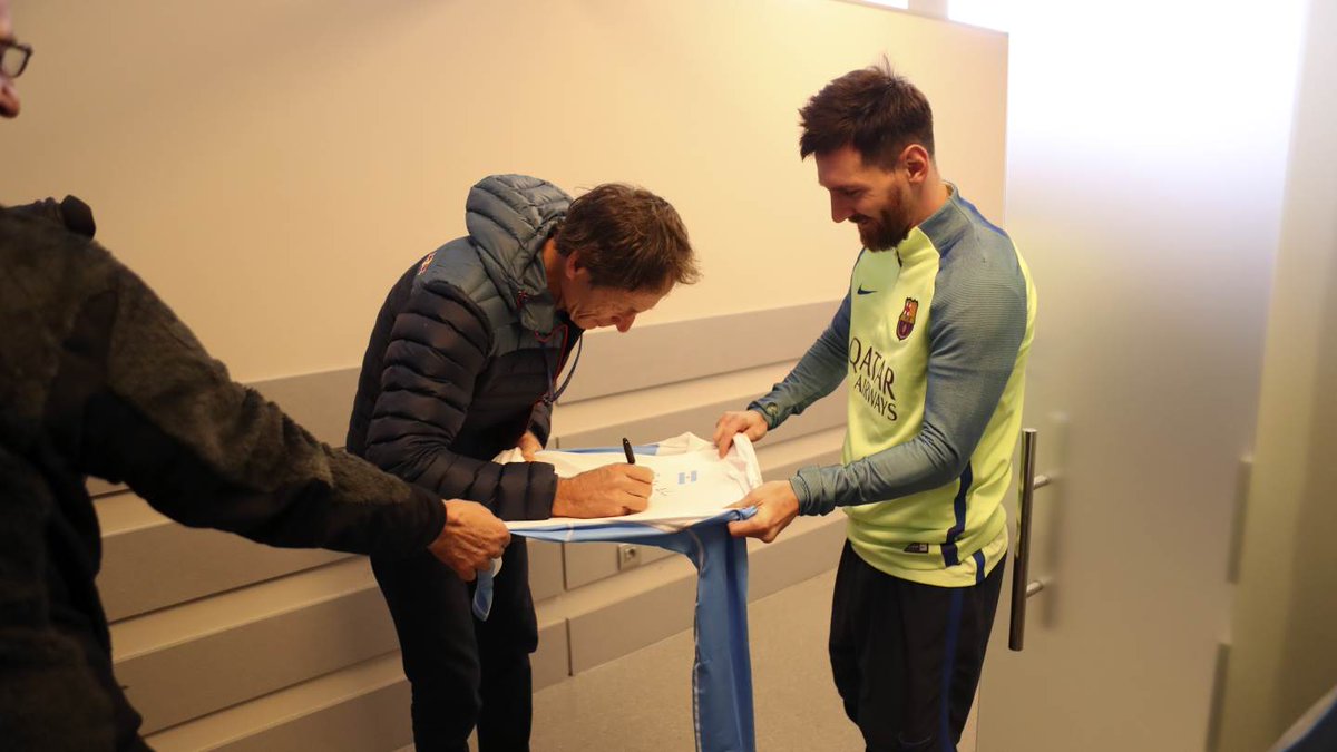 ¡Messi también pide autógrafos!