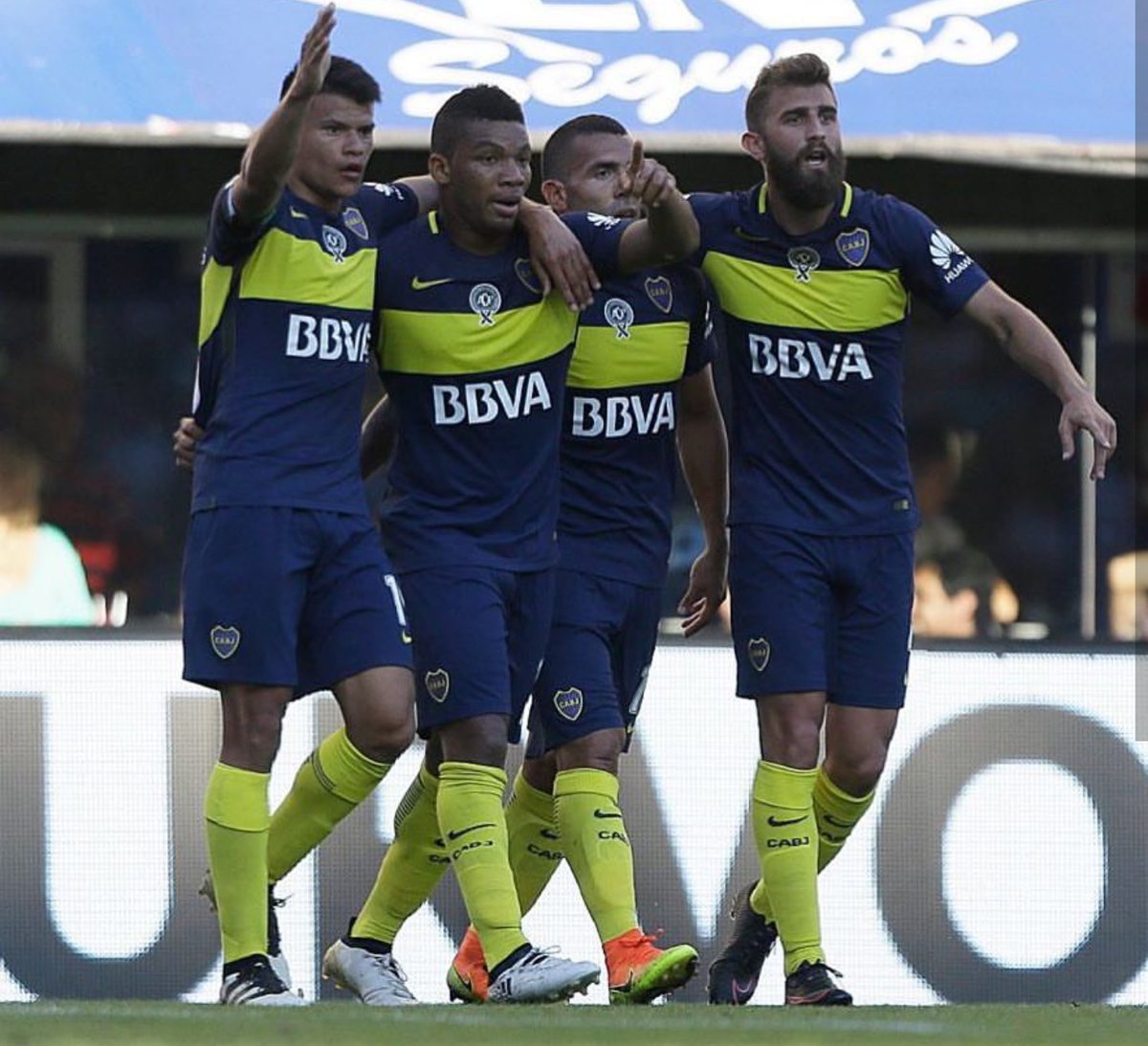 Entonado al Superclásico