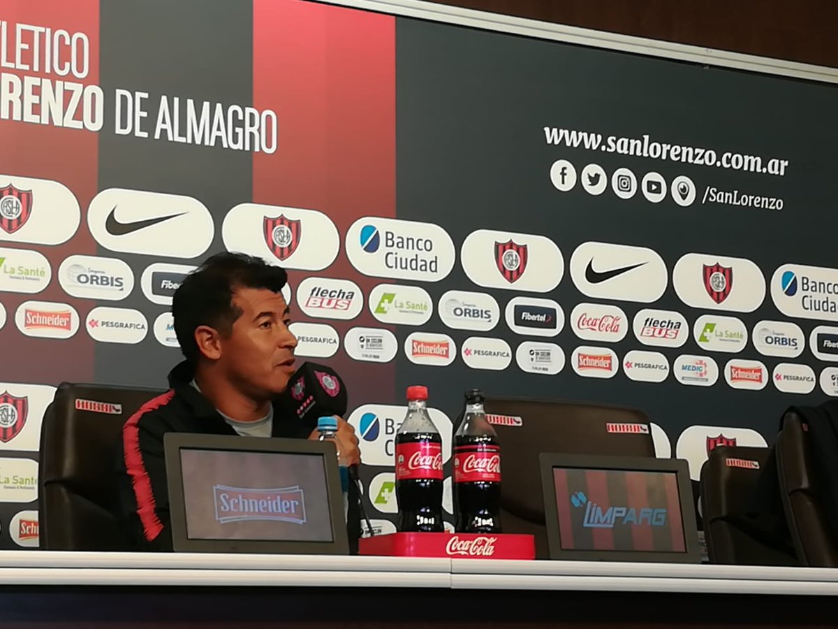 Almirón se mostró fuerte y desmintió dejar el club