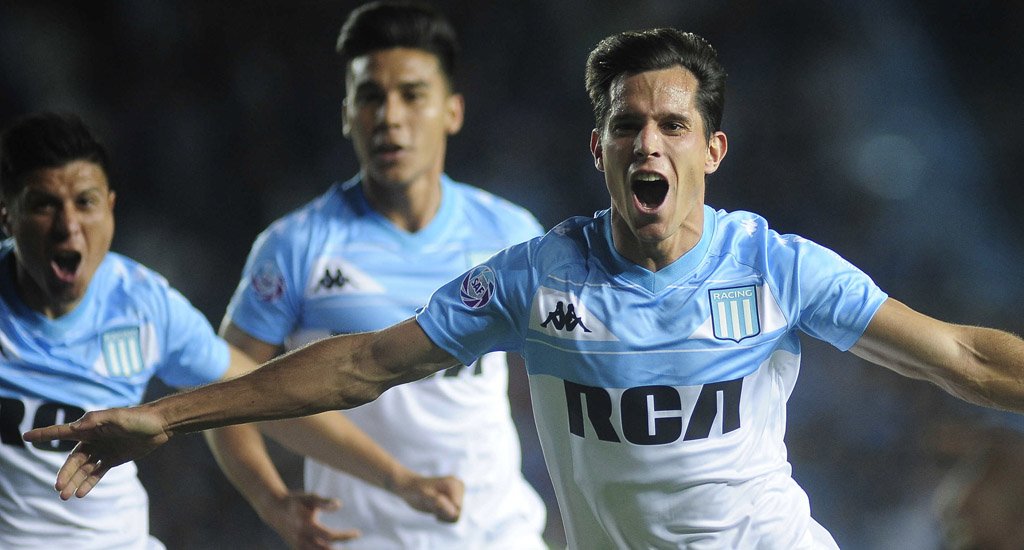 Racing volvió a ganar y sigue arriba