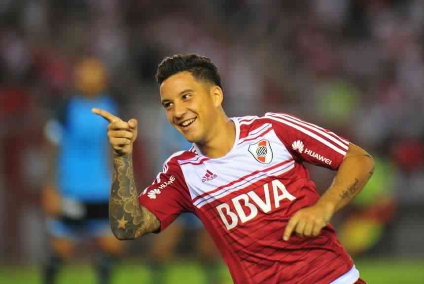 River goleó y mete presión