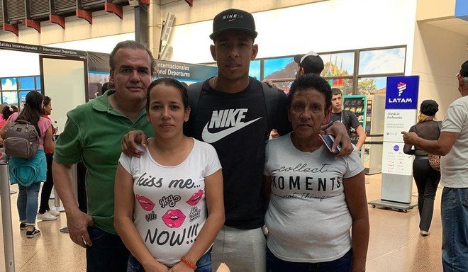 Un colombiano retrasado en el aeropuerto