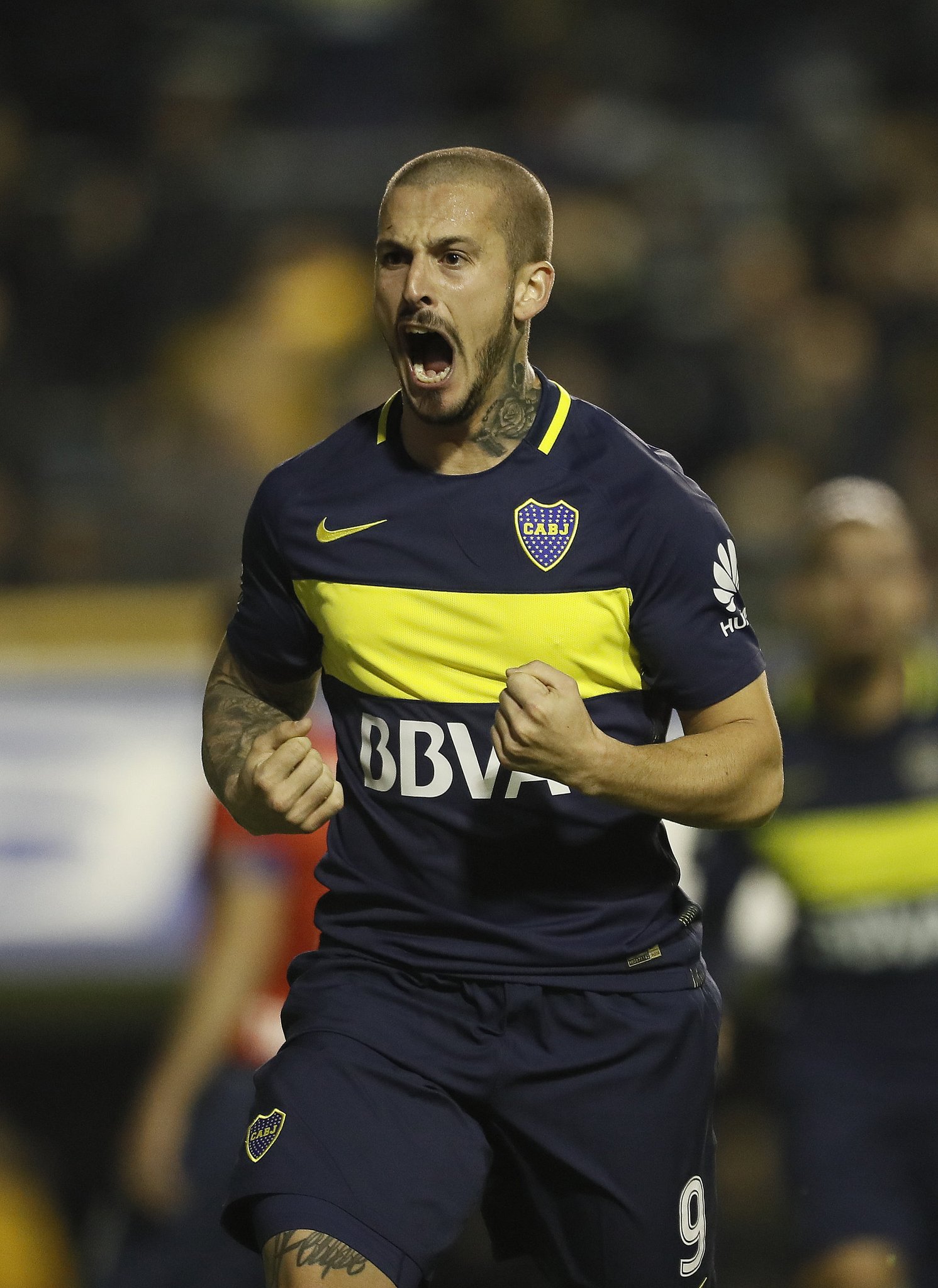 Boca supera al Rojo con goles del Pipa y Junior