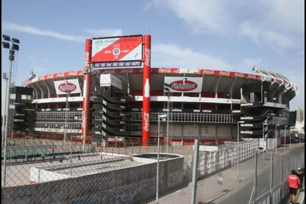 La gente va llegando al Monumental