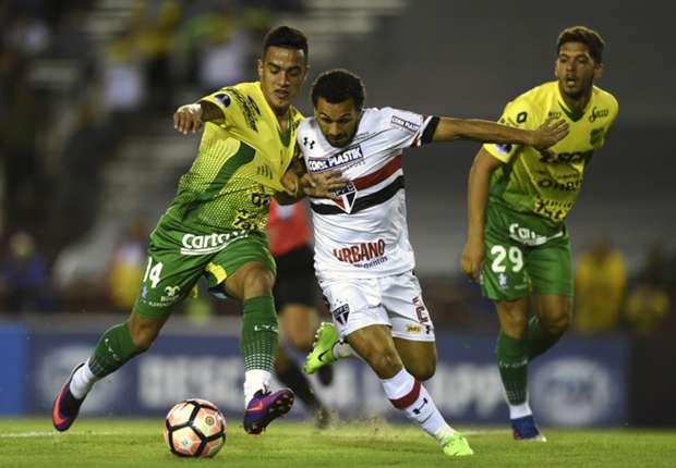 Defensa no pudo en su debut internacional